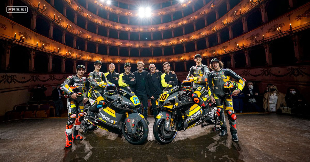 Fassi Gru junto al Mooney VR46 racing team en la lìnea de salida del campeonato del mundo de MotoGP™ Y Moto2™