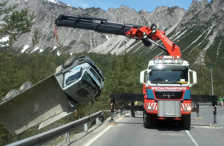 A Fassi F545RA crane installs Octopus sculpture - Fassi Crane