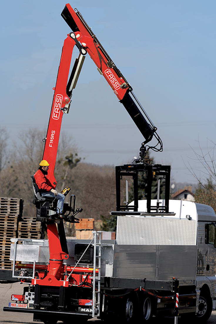 A Fassi F545RA crane installs Octopus sculpture - Fassi Crane