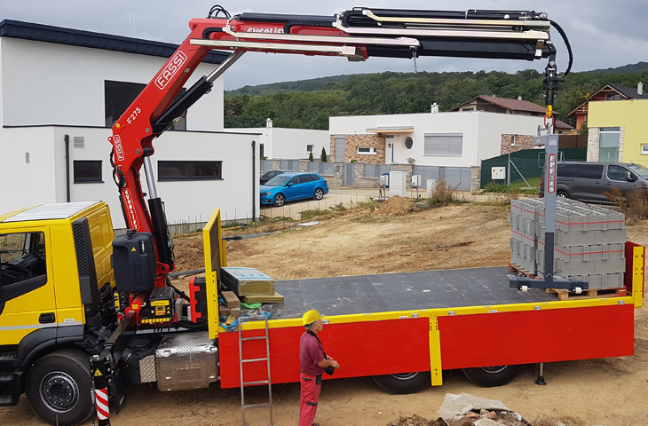 A Fassi F545RA crane installs Octopus sculpture - Fassi Crane