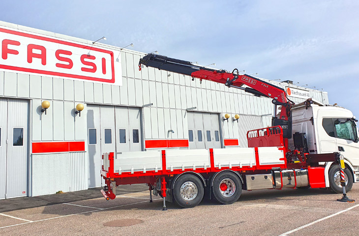 A Fassi F545RA crane installs Octopus sculpture - Fassi Crane