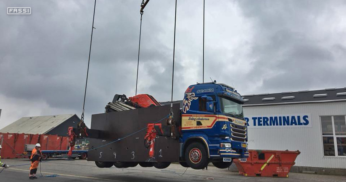 A Fassi F1950RAL 2 28 at work on an oil rig 03