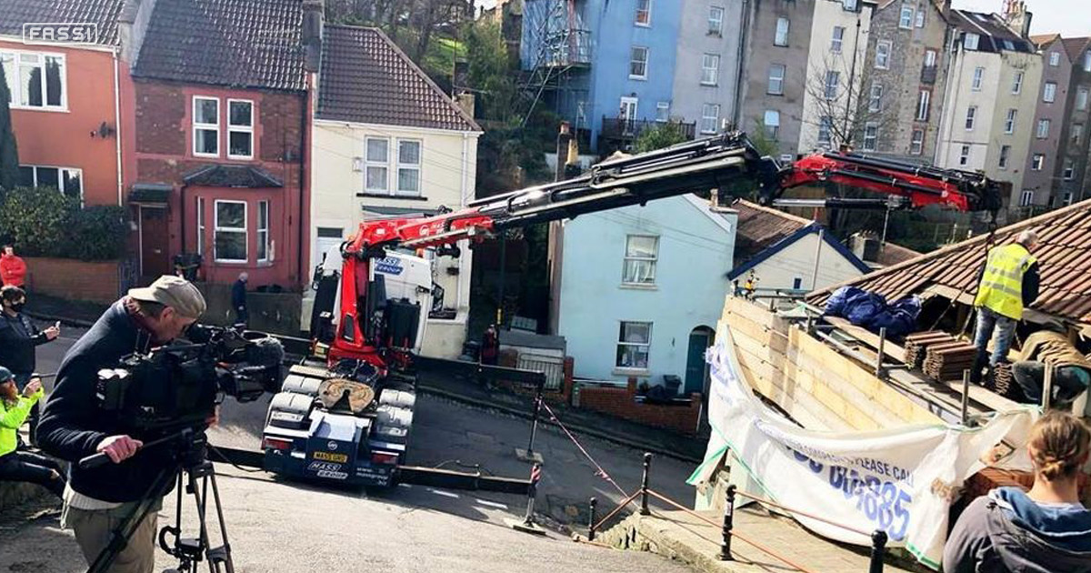 A Fassi F545RA crane installs Octopus sculpture - Fassi Crane