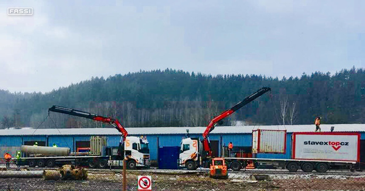 2 grues Fassi déchargent en République Tchèque