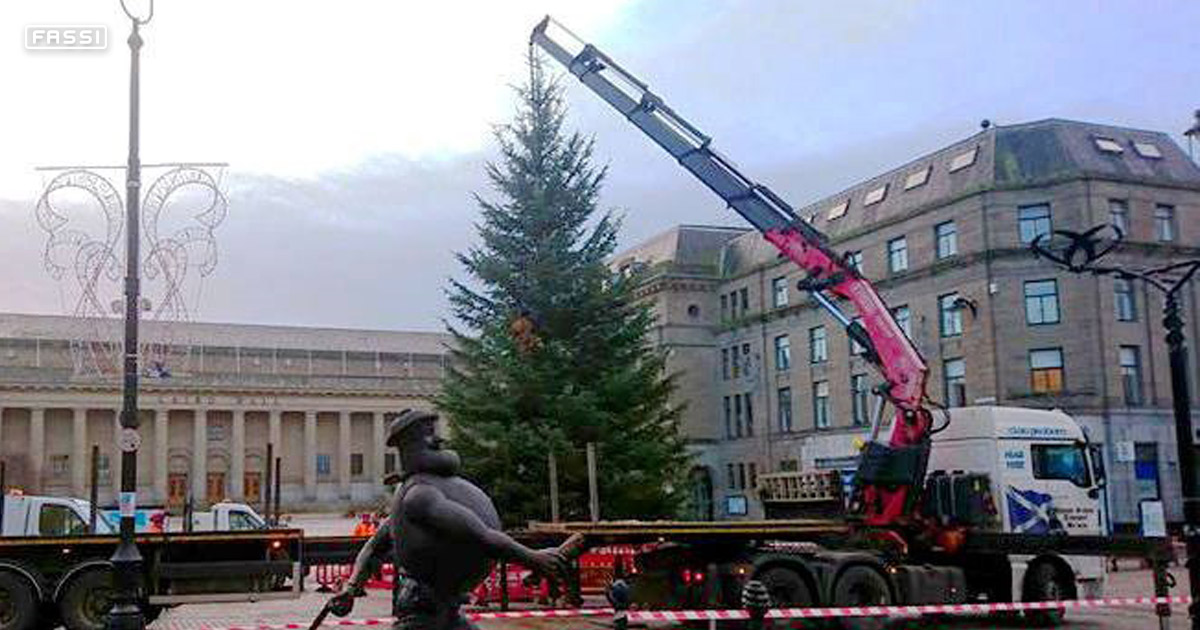 Fassi-Kran stellt Christbaum in Dundee auf