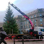 A Fassi crane puts up a Dundee Christmas tree