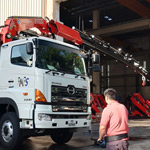 Fassi F800RA.2.28 sur un camion Hino