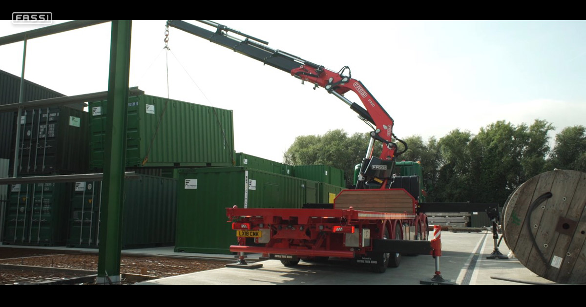 Une grue Fassi F820RA.2.26 L414 qui se distingue