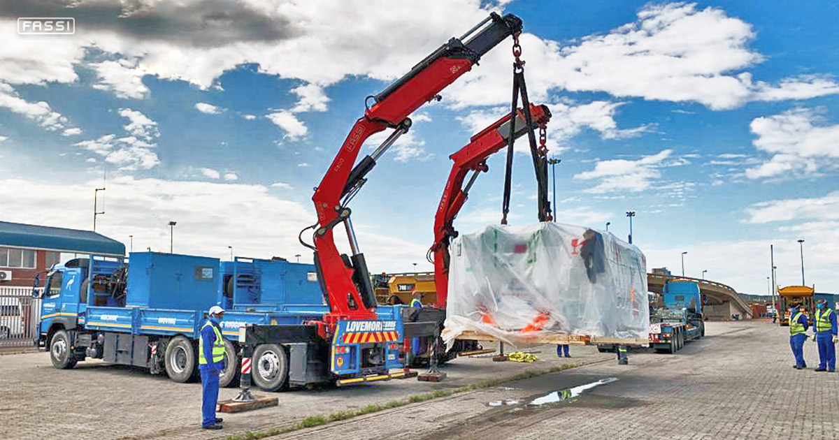 Due gru Fassi insieme al lavoro in Sud Africa