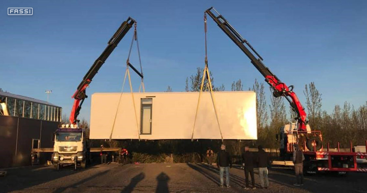 Deux grues Fassi au travail