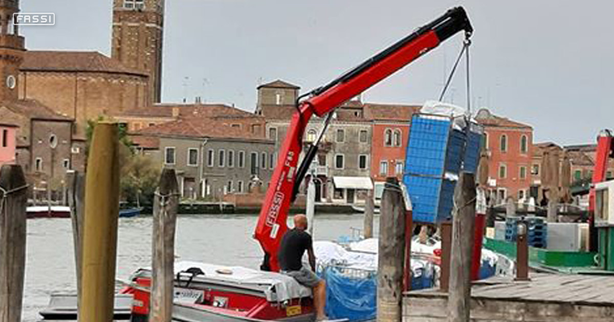 Une grue Fassi à Murano