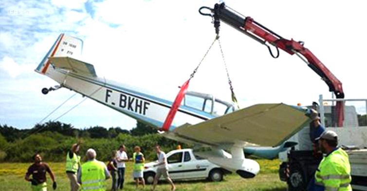 Fassi F90A loader crane used to recover a light airplane