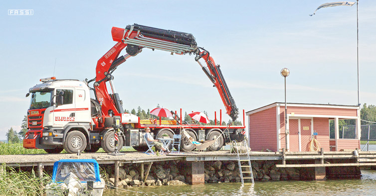 Avec la Fassi F2150RAL pendant la fête de Juhannus, en Finlande