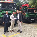 De izquierda a derecha: Mark Cameron, el director regional para el Sur de Malasia y Singapur – Scania country manager para Singapur. Hong Fa, el dueño de la empresa epónima. Giovanni Fassi, Presidente Ejecutivo de Fassi Gru S.p.A.