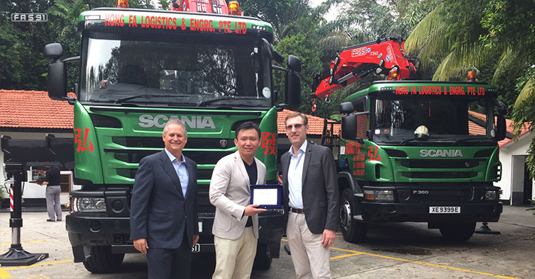 Da sinistra a destra: Mark Cameron, Responsabile South Malaysia e Singapore - Scania country manager per Singapore. Hong Fa, proprietario dell'omonima azienda di trasporti. Giovanni Fassi, amministratore delegato della Fassi Gru S.p.A.