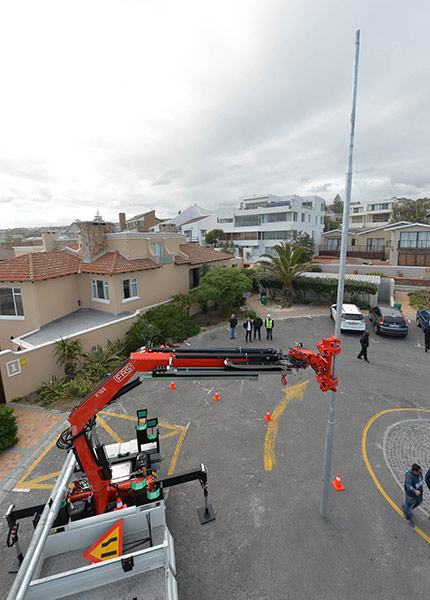 Fassi-crane-to-handle-the-electrical-piling-02