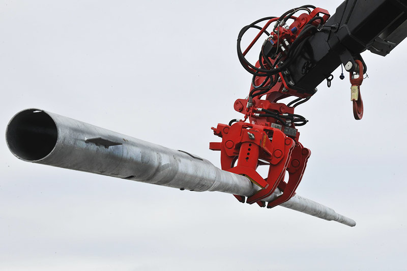 Fassi-crane-to-handle-the-electrical-piling-03