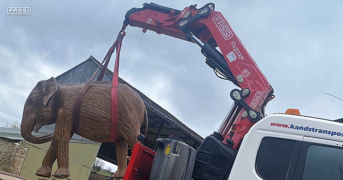 Ein Fassi F420XP hebt Elefanten-Skulpturen 