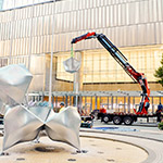 Una gru Fassi installa un’opera di Frank Stella