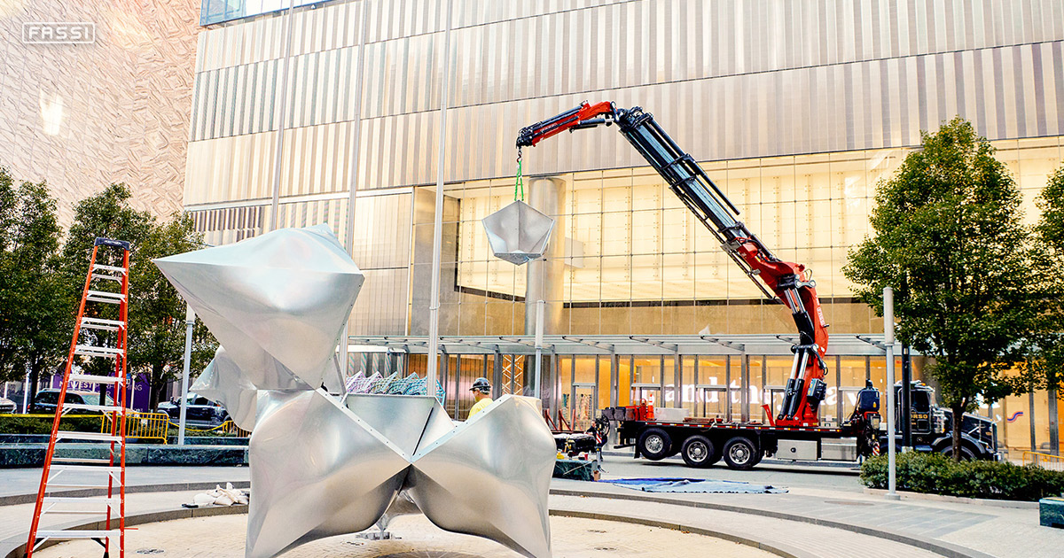 A Fassi crane installs Frank Stella artwork
