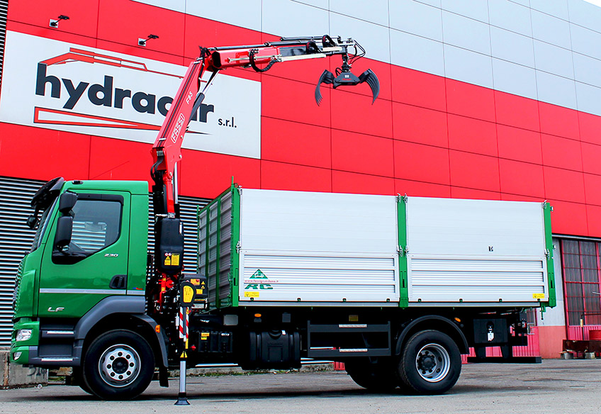 A-Fassi-F65B-crane-fitted-with-a-toothed-grapple-to-play-chess-1-LR.jpg