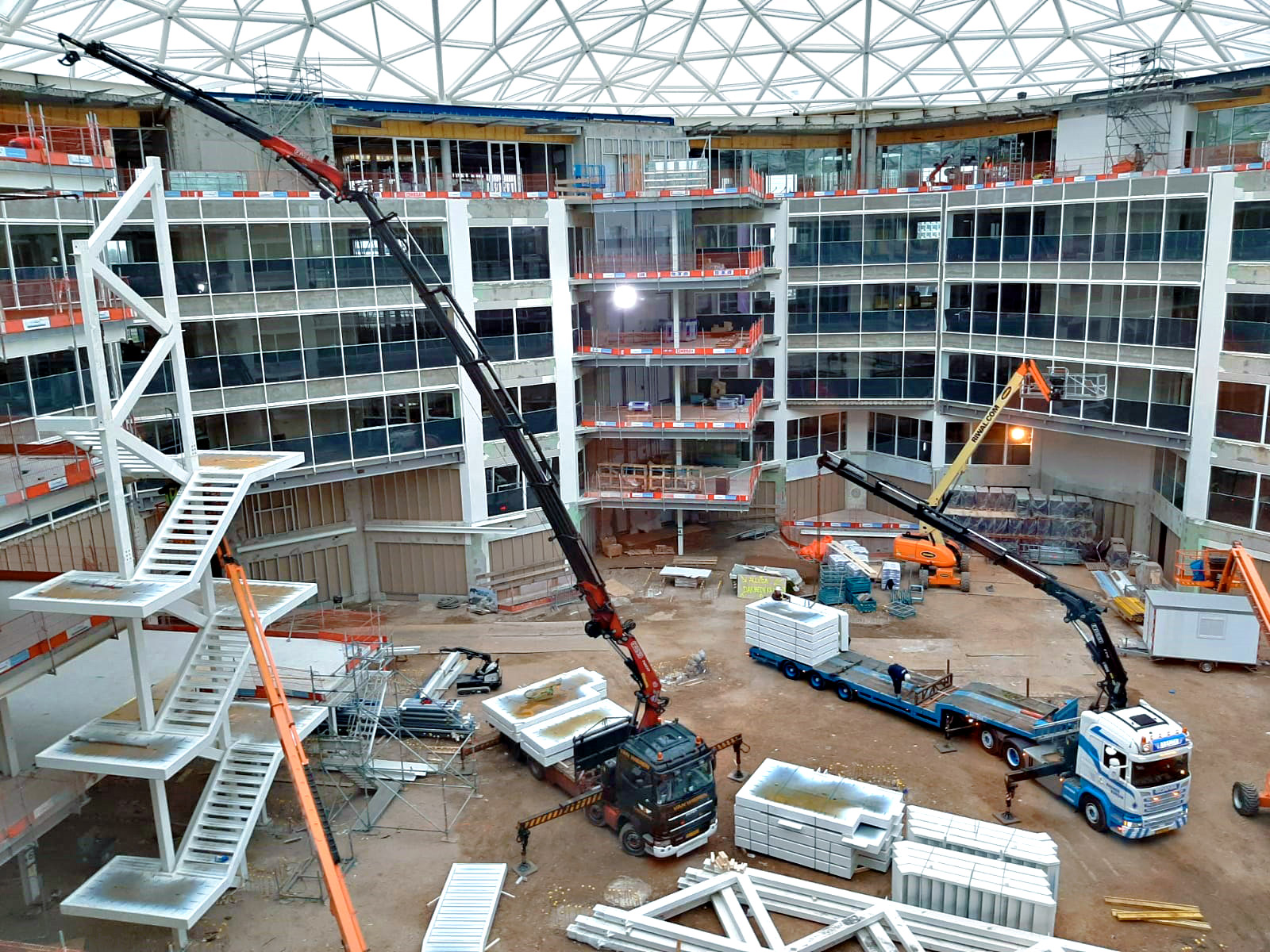 A-Fassi-F660RA-he-dynamic-and-a-F710RA-xhe-dynamic-crane-in-action-into-a-construction-site-at-Amsterdam-2.jpg