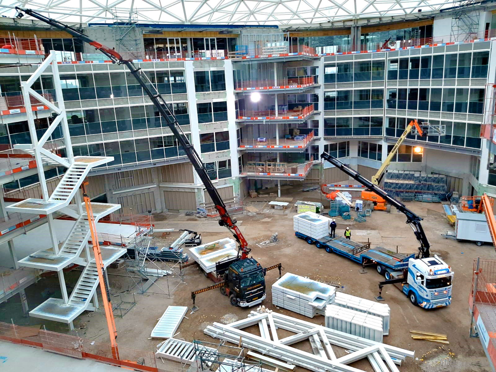 A-Fassi-F660RA-he-dynamic-and-a-F710RA-xhe-dynamic-crane-in-action-into-a-construction-site-at-Amsterdam-3.jpg