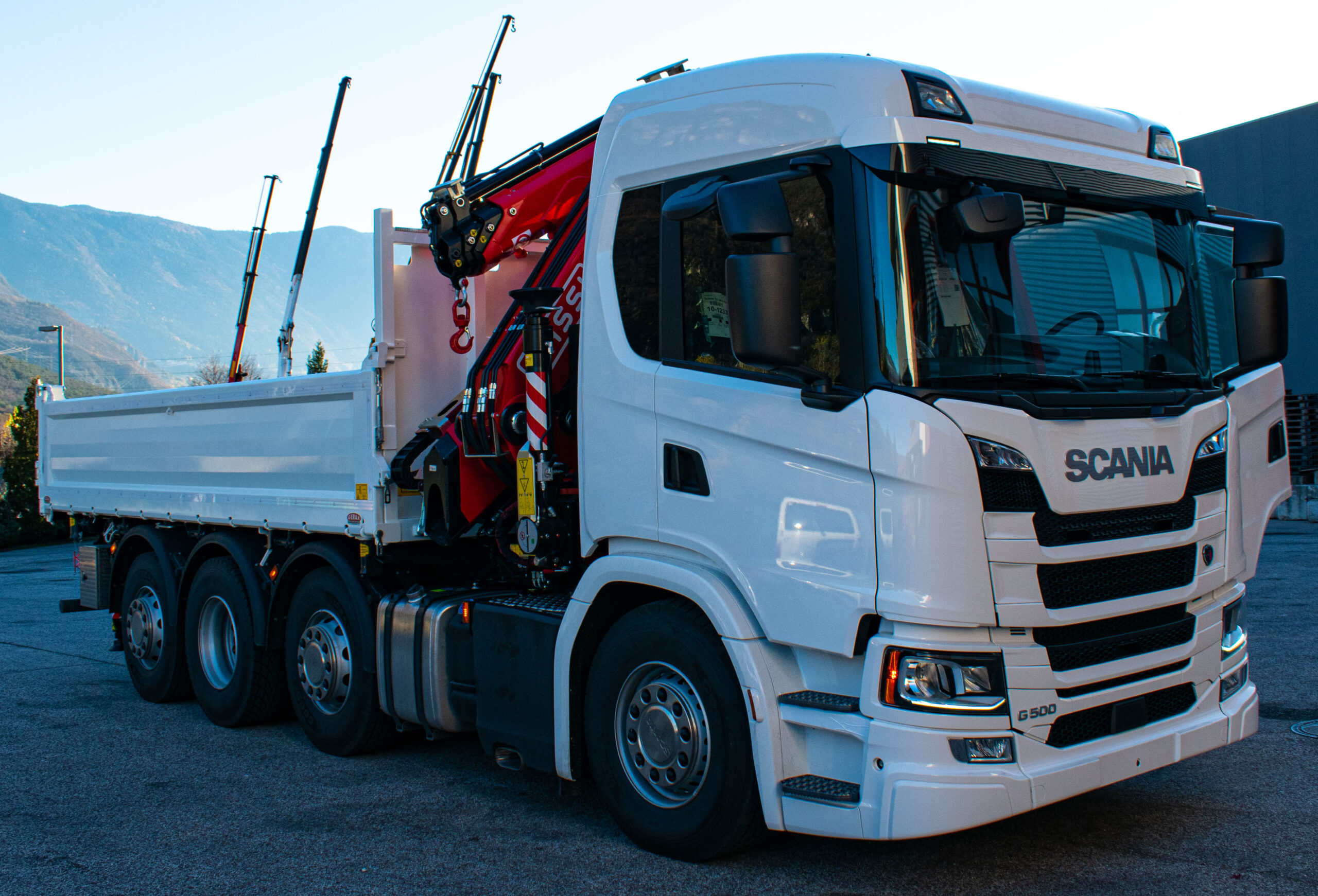 F395RA-2-25-xe-dynamic-with-L323-jib-on-Scania-G500-with-tipping-truck-body-on-three-sides-Gerax-Italy-3.jpg