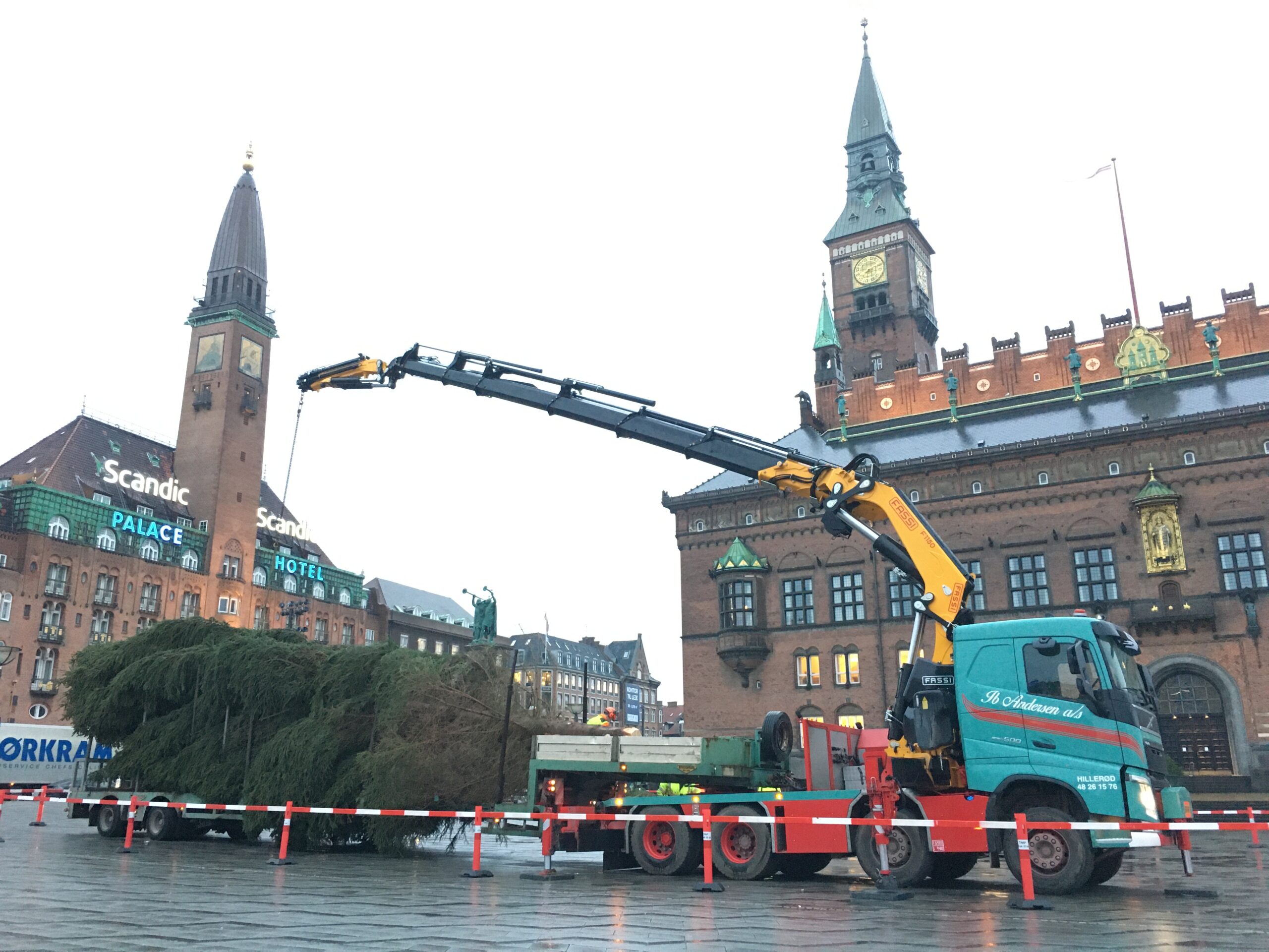 Fassi-F1150RA-2-28-L616-xhe-dynamic-for-Christmas-tree-in-Copenhagen-1.jpg