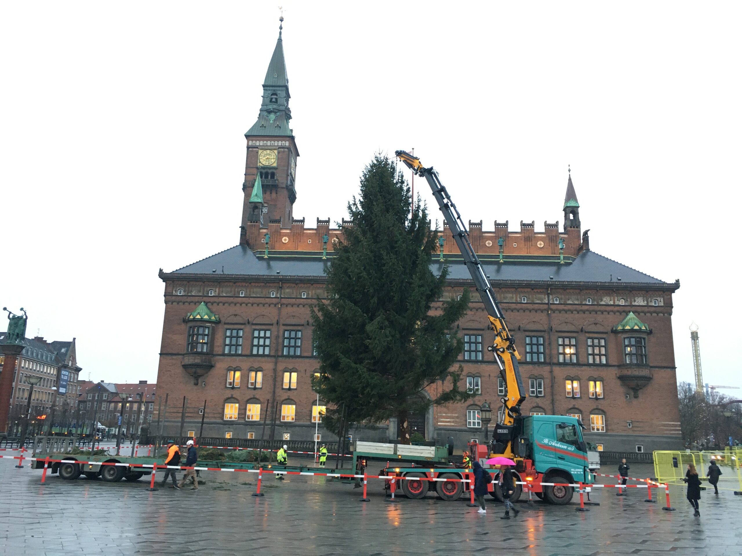 Fassi-F1150RA-2-28-L616-xhe-dynamic-for-Christmas-tree-in-Copenhagen-3.jpg