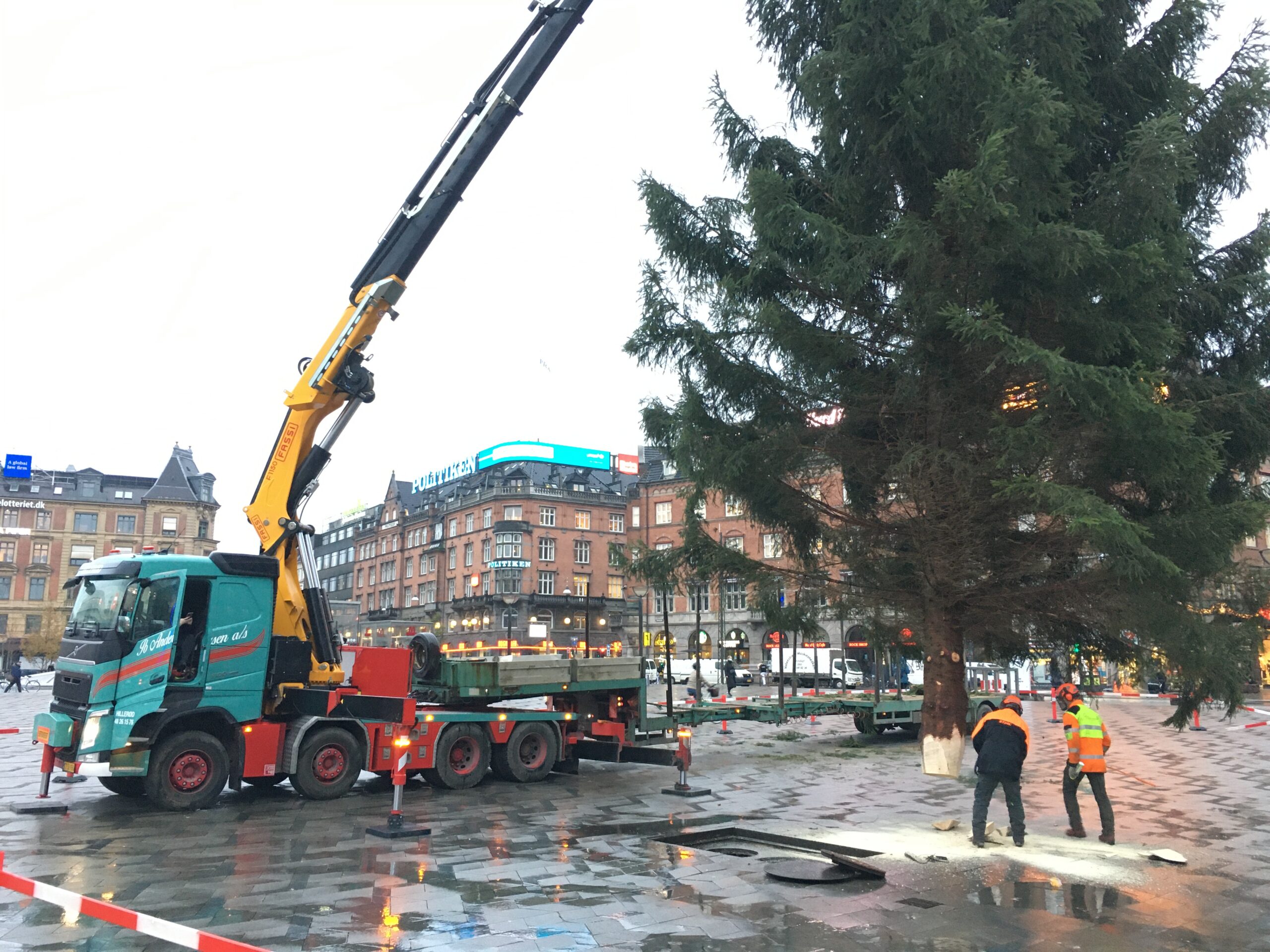 Fassi-F1150RA-2-28-L616-xhe-dynamic-for-Christmas-tree-in-Copenhagen-4.jpg
