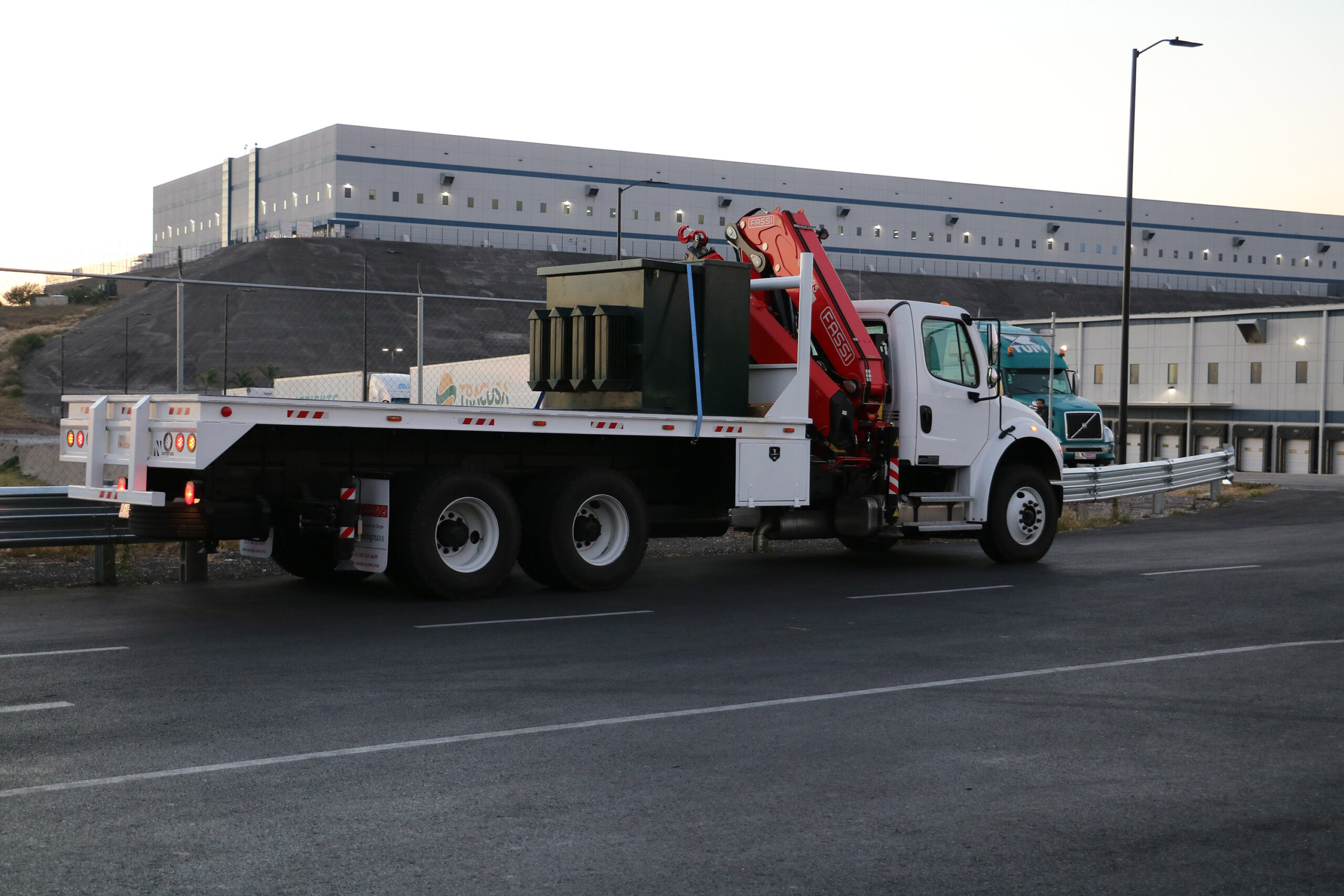 Fassi-F295A-2-24-e-dynamic-crane-engaged-in-lifting-light-electrical-transformer-1.jpg