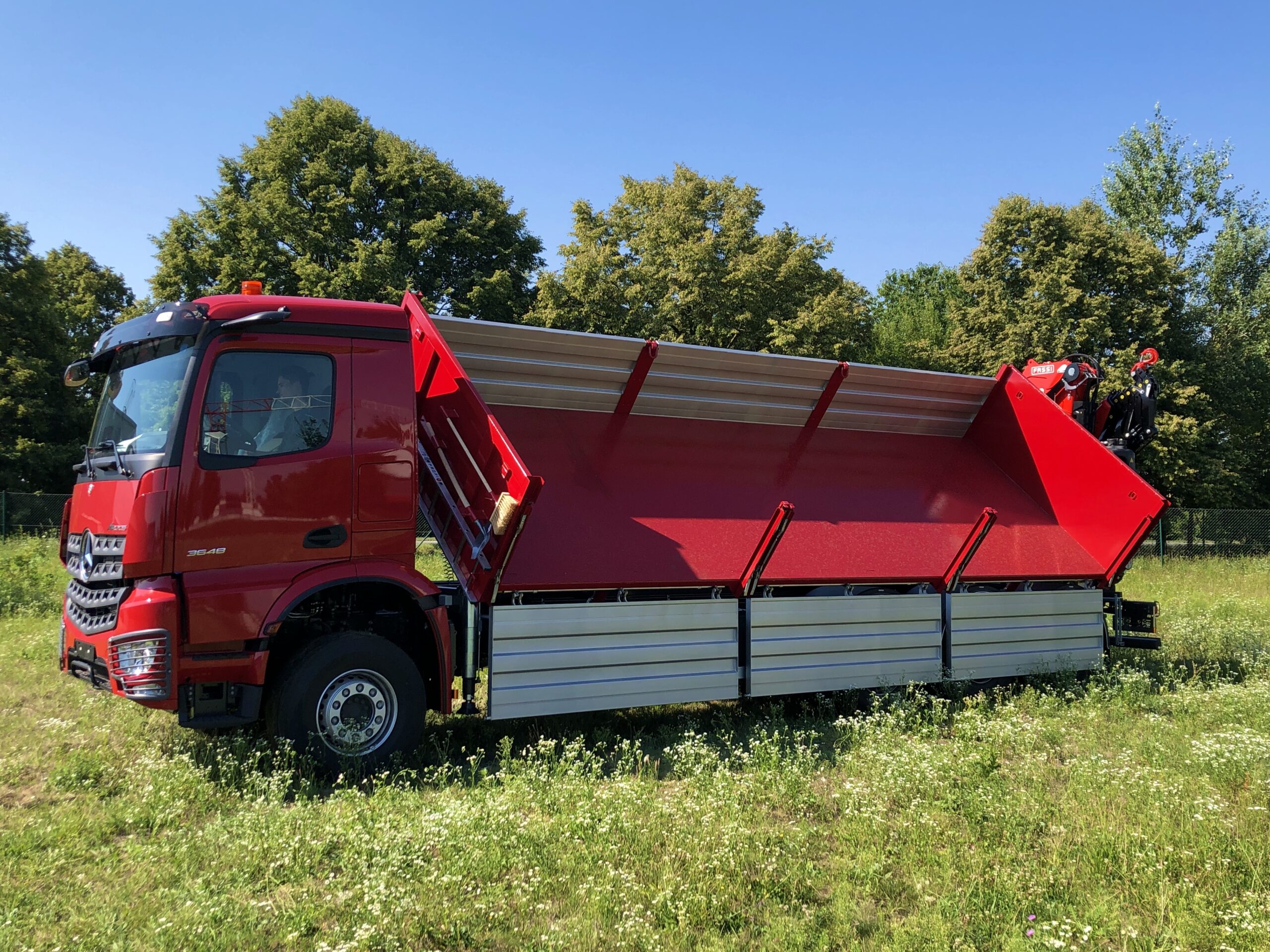 Fassi-F365RA-2-26-e-dynamic-crane-installed-on-Mercedes-S2-7400-tipper-truck-3.jpg