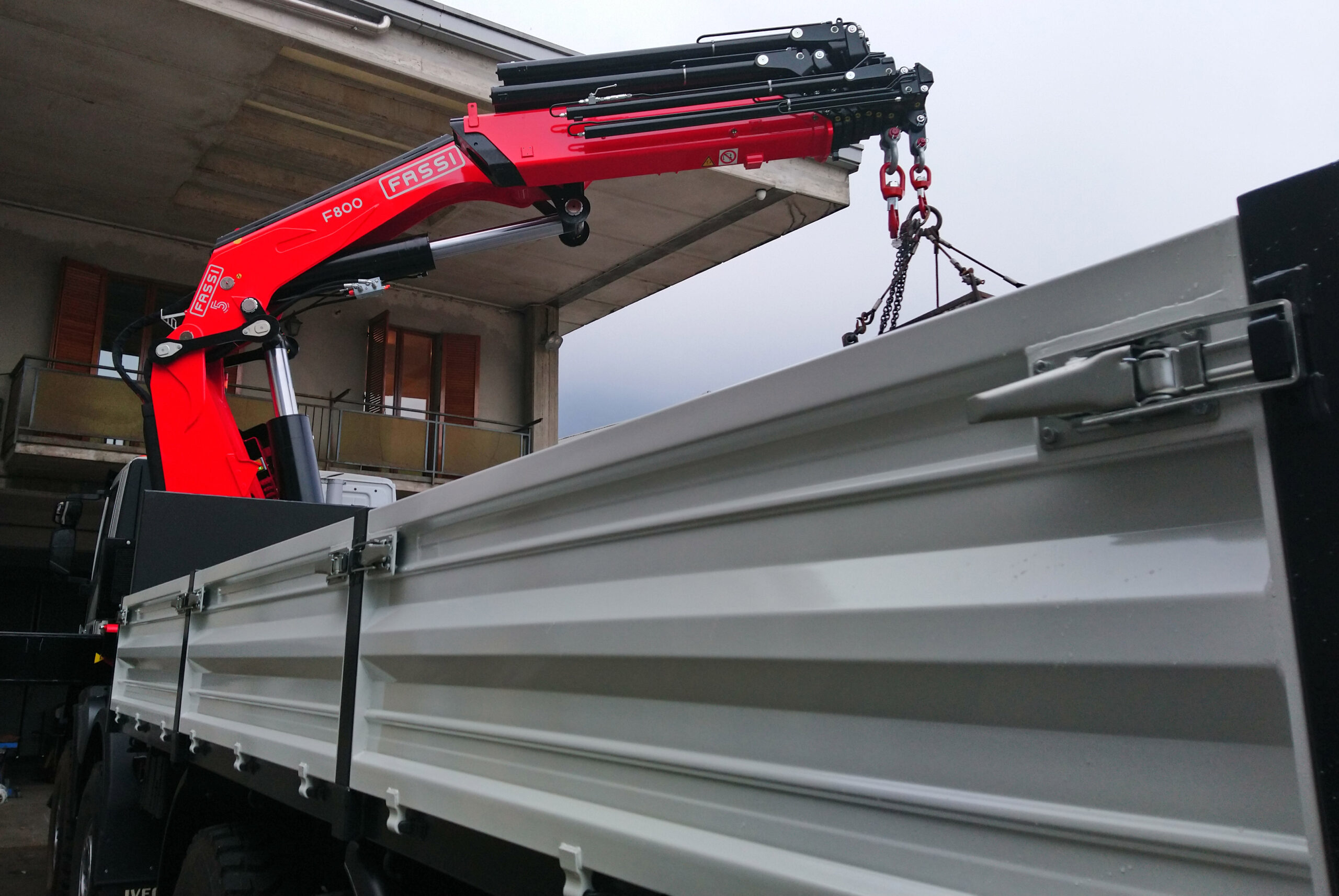 Fassi-F800RA-2-28-he-dynamic-on-an-IVECO-Trakker-440-8x8-of-pktrucks.com-NL-1.jpg