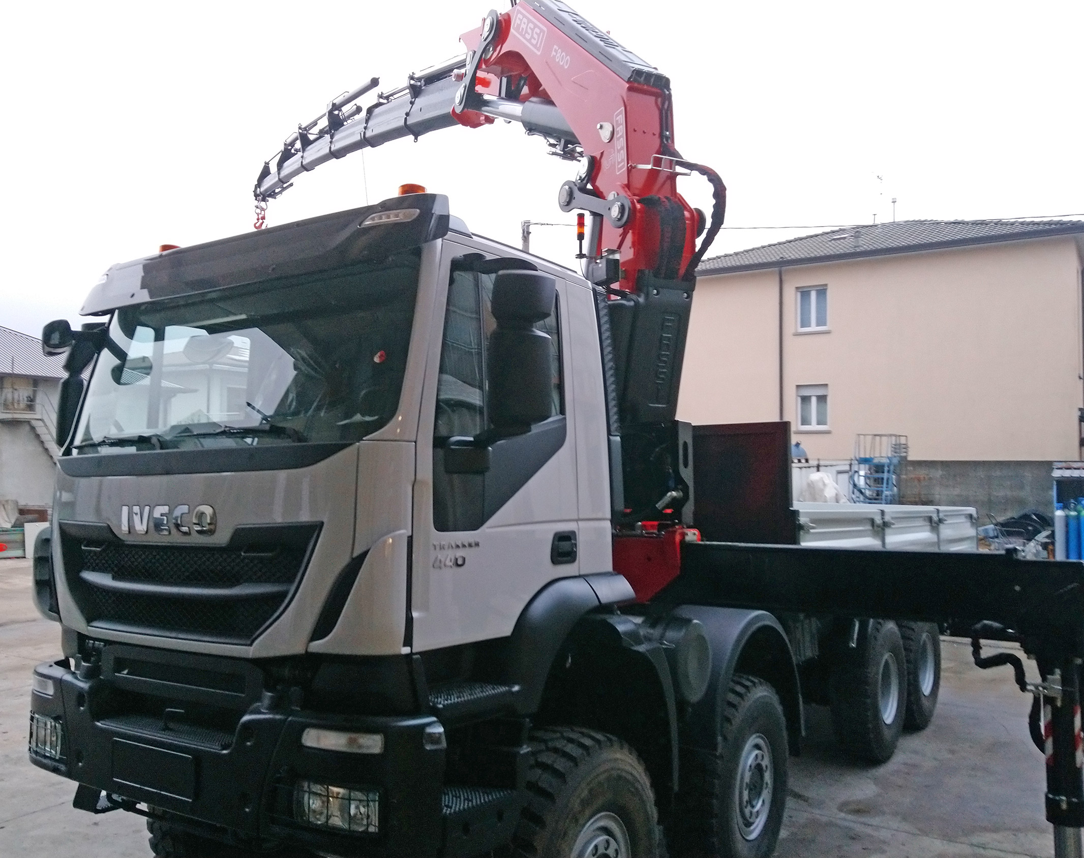 Fassi-F800RA-2-28-he-dynamic-on-an-IVECO-Trakker-440-8x8-of-pktrucks.com-NL-3.jpg