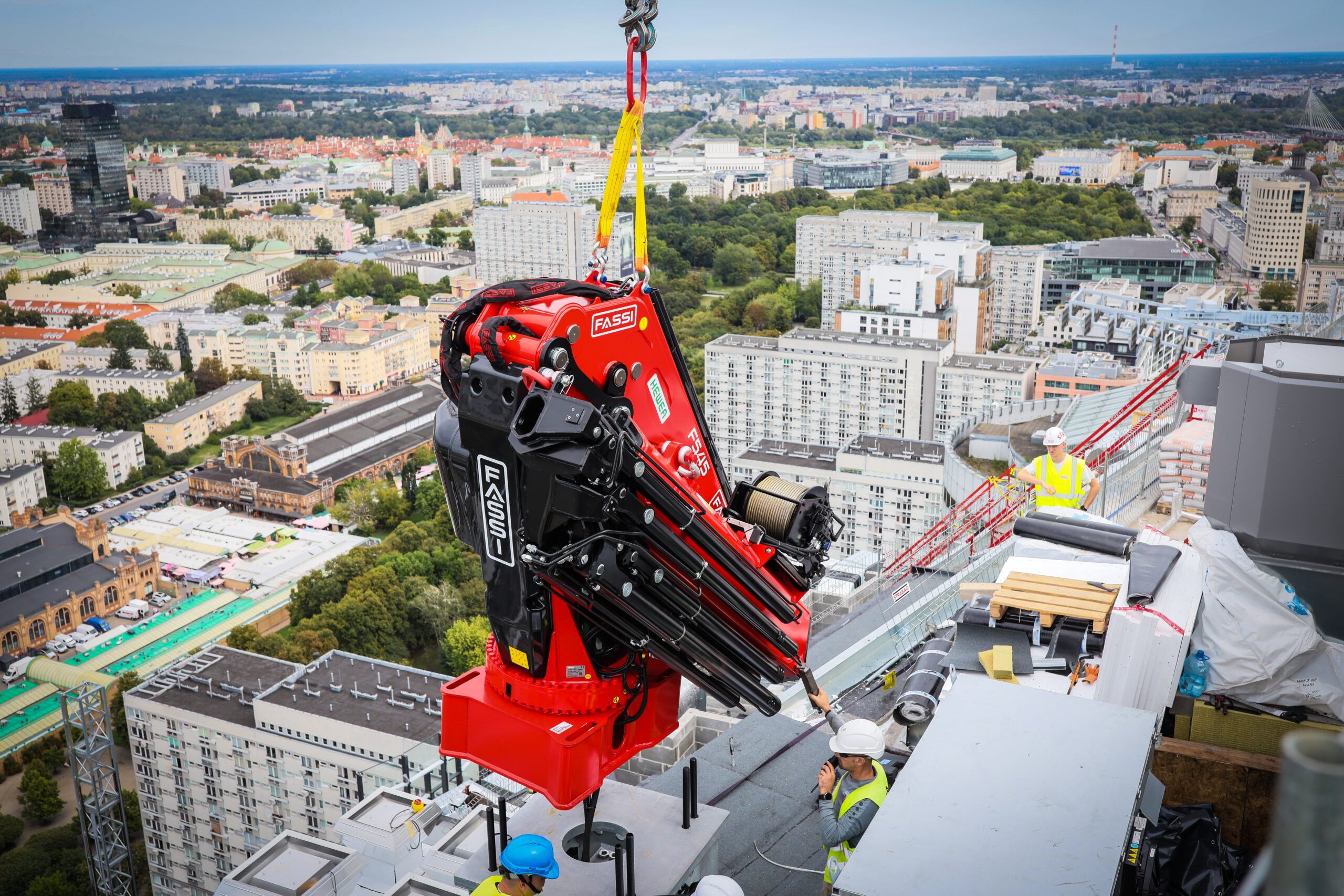 HDS-od-Hewea-na-najwyzszym-poziomie-130m-wysokosci-na-UPPER-ONE.-HDS-FASSI-F545RA.2-Projekt-Starbag-Real-Estate-projekt-Medusa-Group-scaled
