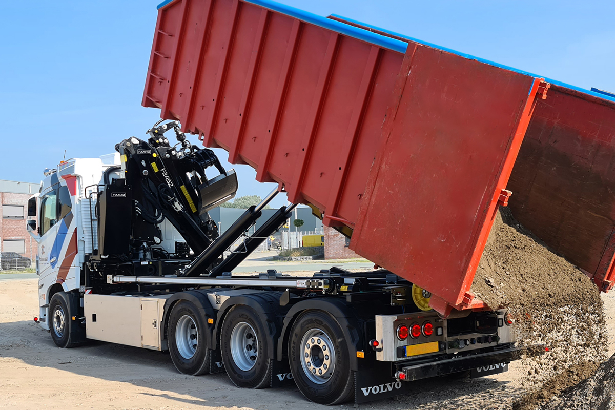 f245az-xe-dynamic-copertina-mobile